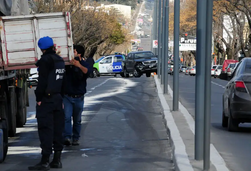 Accidente entre camión y camioneta en Roca y Avellaneda