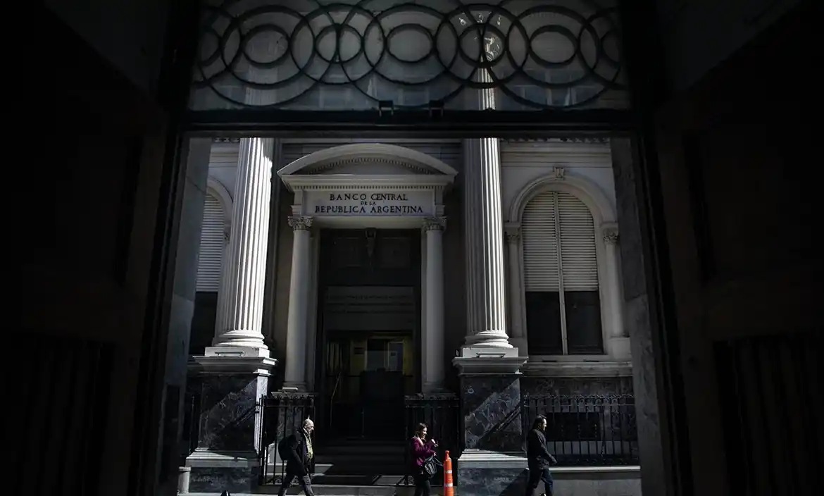 El gobierno blanqueó la razón por la que pospuso la liberación de los “dólares del colchón”