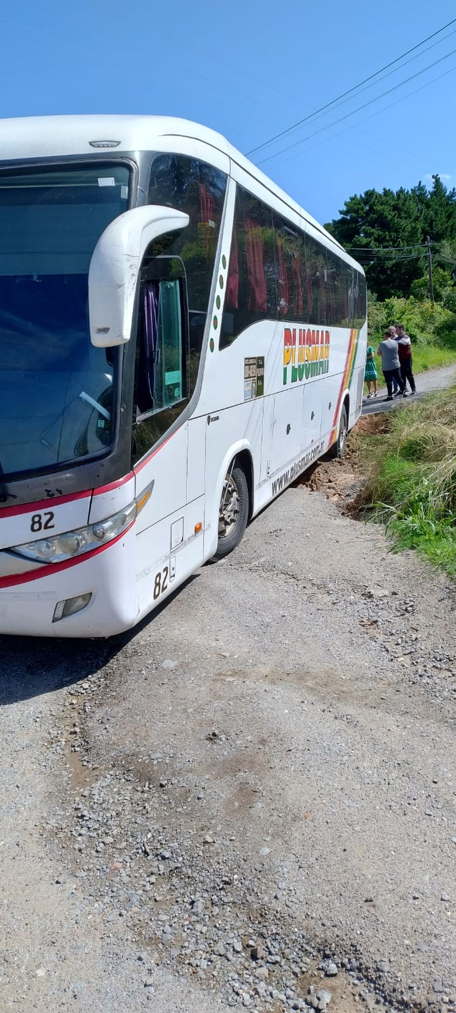 Un profundo bache que se agrandó con el temporal detuvo en seco la marcha del micro que transportaba egresados.