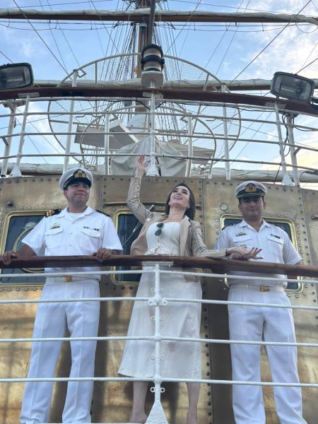Fátima Florez visitó la Fragata Libertad en Mar del Plata