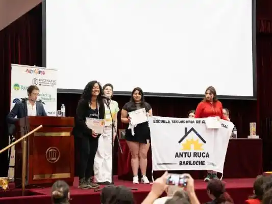 Directora, Coordinadores de Alumnitos e Iván de PIneda en la entrega de los premios Martín Fierro 2024, provincia de Buenos Aires.
