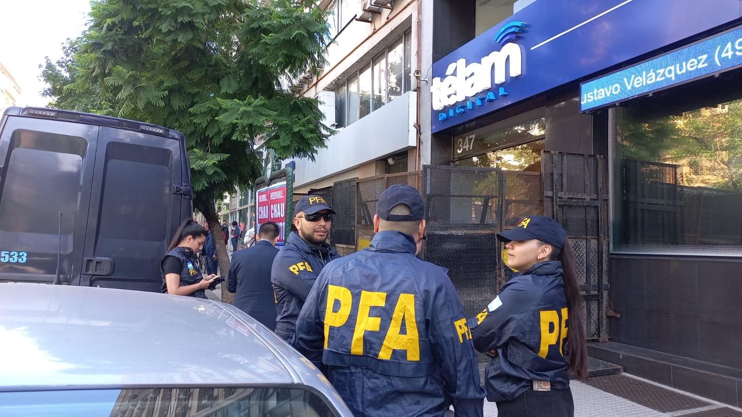 Para el mediodía de este lunes, la asamblea de trabajadores de Télam había convocado a un "abrazo" solidario en las puertas de la agencia a modo de protesta.