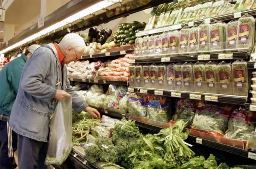 Una pareja de jubilados necesitó más de 43 mil pesos en junio para acceder a la canasta básica