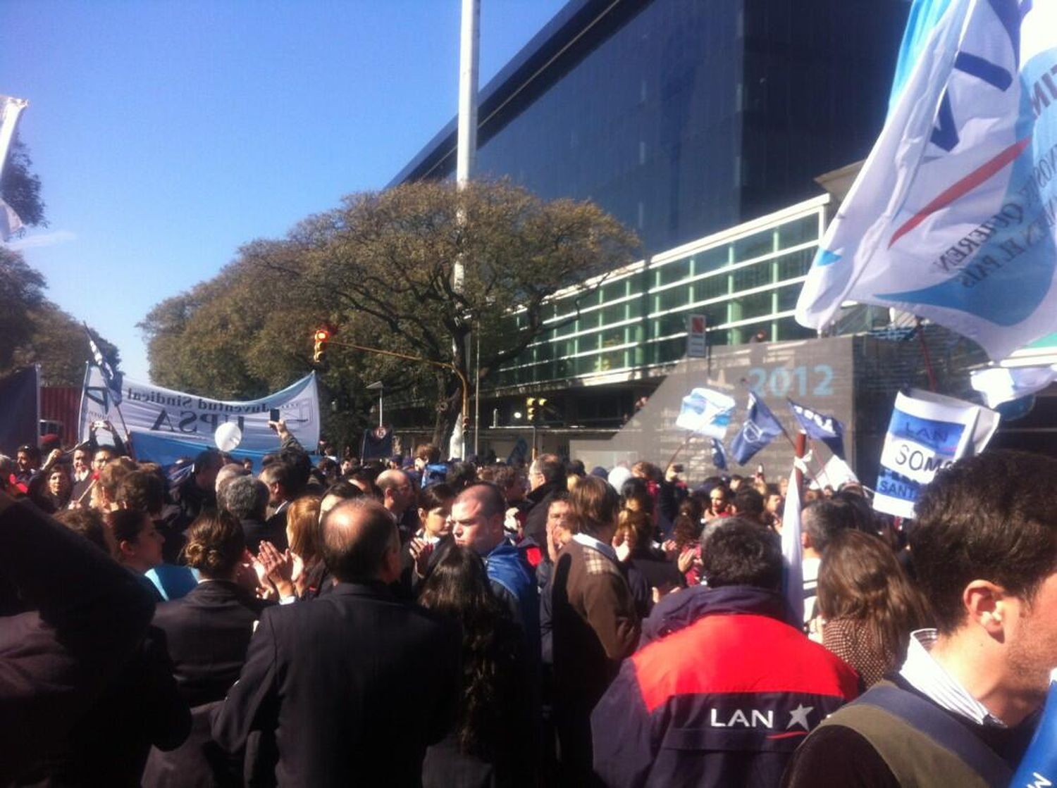 Trabajadores aeronauticos protestan a favor de LAN ARG en Aeroparque