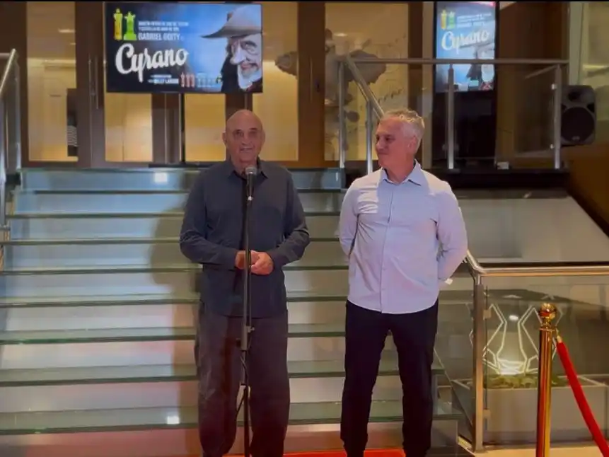 González agradeció  a Gabriel Goity en la previa a la última función de Cyrano, la obra teatral clásica que presentó una gran puesta en escena con un elenco de más de 30 artistas sobre el escenario, con más de 60 funciones realizadas y más de 30 mil espectadores.