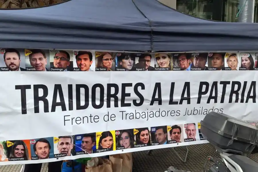 Manifestantes con carteles frente al Congreso