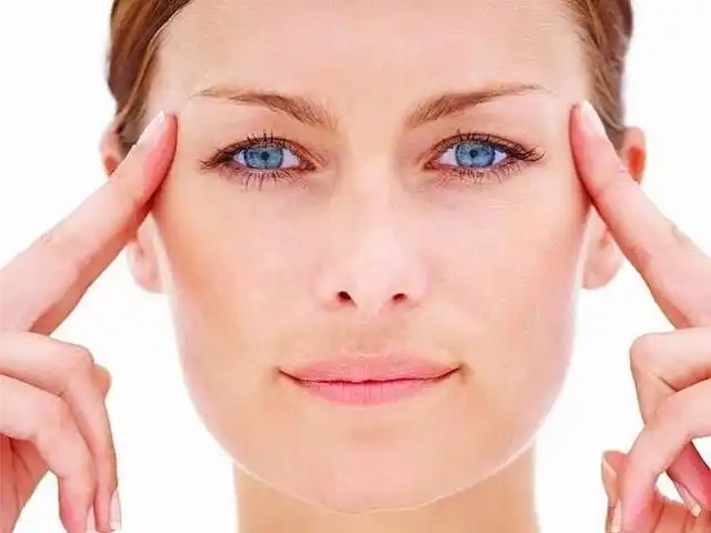 4 tratamientos que rejuvenecerán tu mirada sin pasar por el quirófano