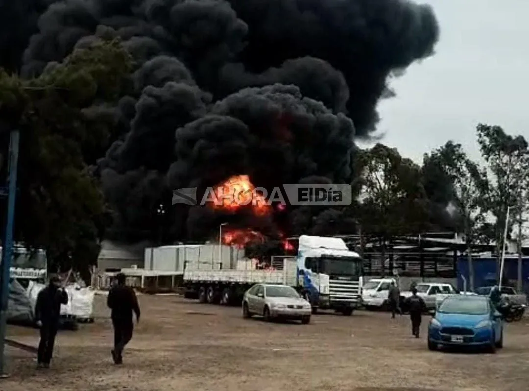 El incendio comenzó este martes por la mañana cuando los vecinos de la zona se vieron sorprendidos por las altas nubes negras.