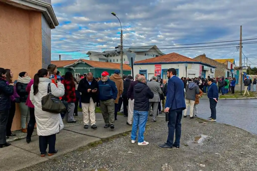 Las autoridades recomendaron a la población no acercarse a la costa.
