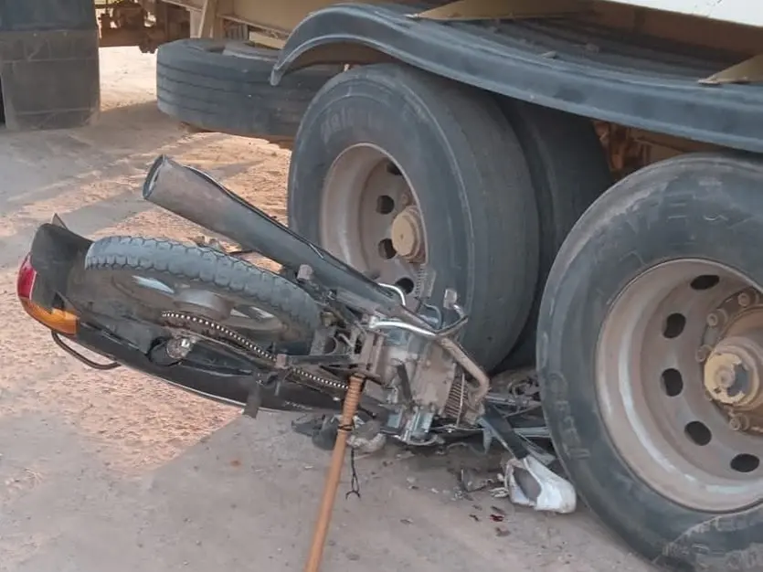 No terminó en tragedia de milagro: jóvenes alcoholizados y en moto terminaron abajo de un camión