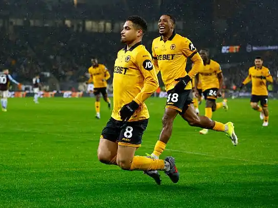 Wolverhampton festejó de local, pero sigue último.