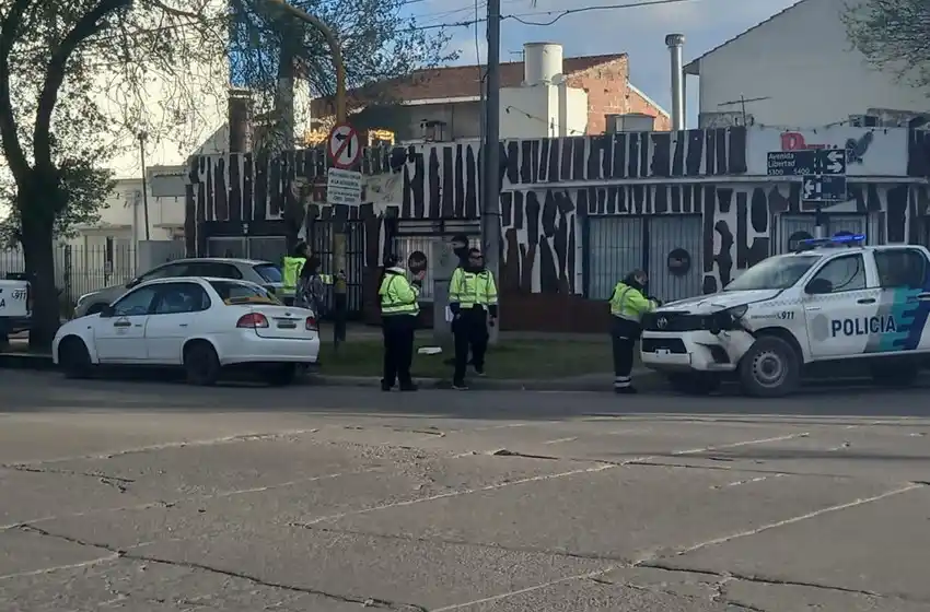 Ciclista fue hospitalizada con lesiones en una pierna tras chocar con un remís