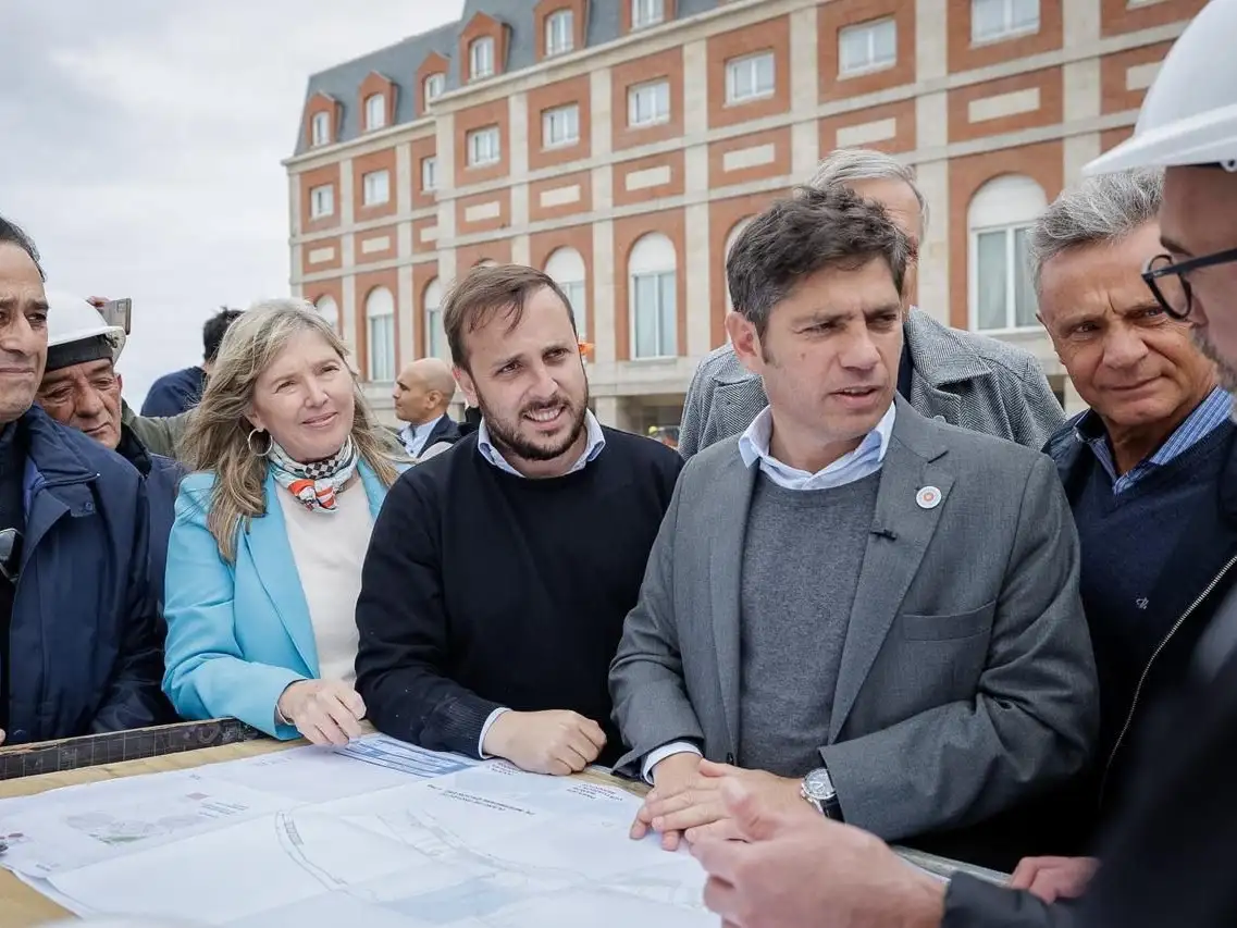 Cristina Álvarez Rodríguez, Santiago Gutiérrez y Axel Kicillof.