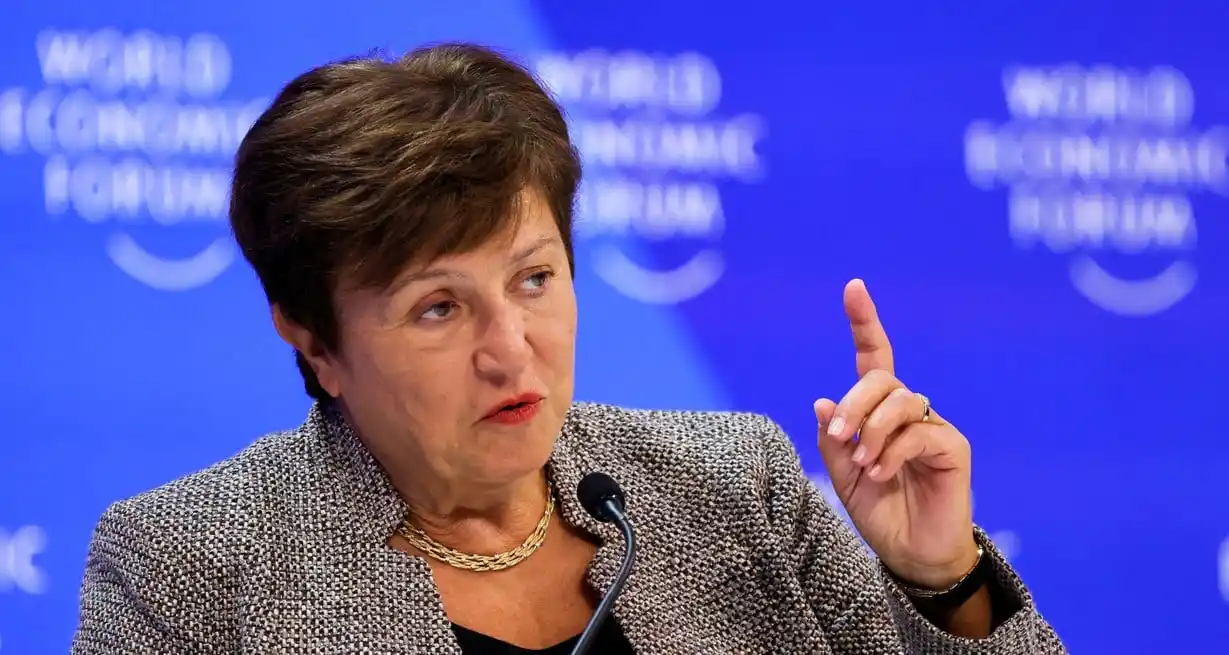 El organismo que preside Georgieva señaló que “a finales de 2025 o antes, si es posible”, el país debería volver al mercado de capitales “ con el objetivo de gestionar mejor las grandes obligaciones cambiarias que vencen, evitando al mismo tiempo un aumento del endeudamiento".