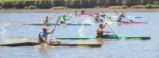Atractiva regata en el río Quequén