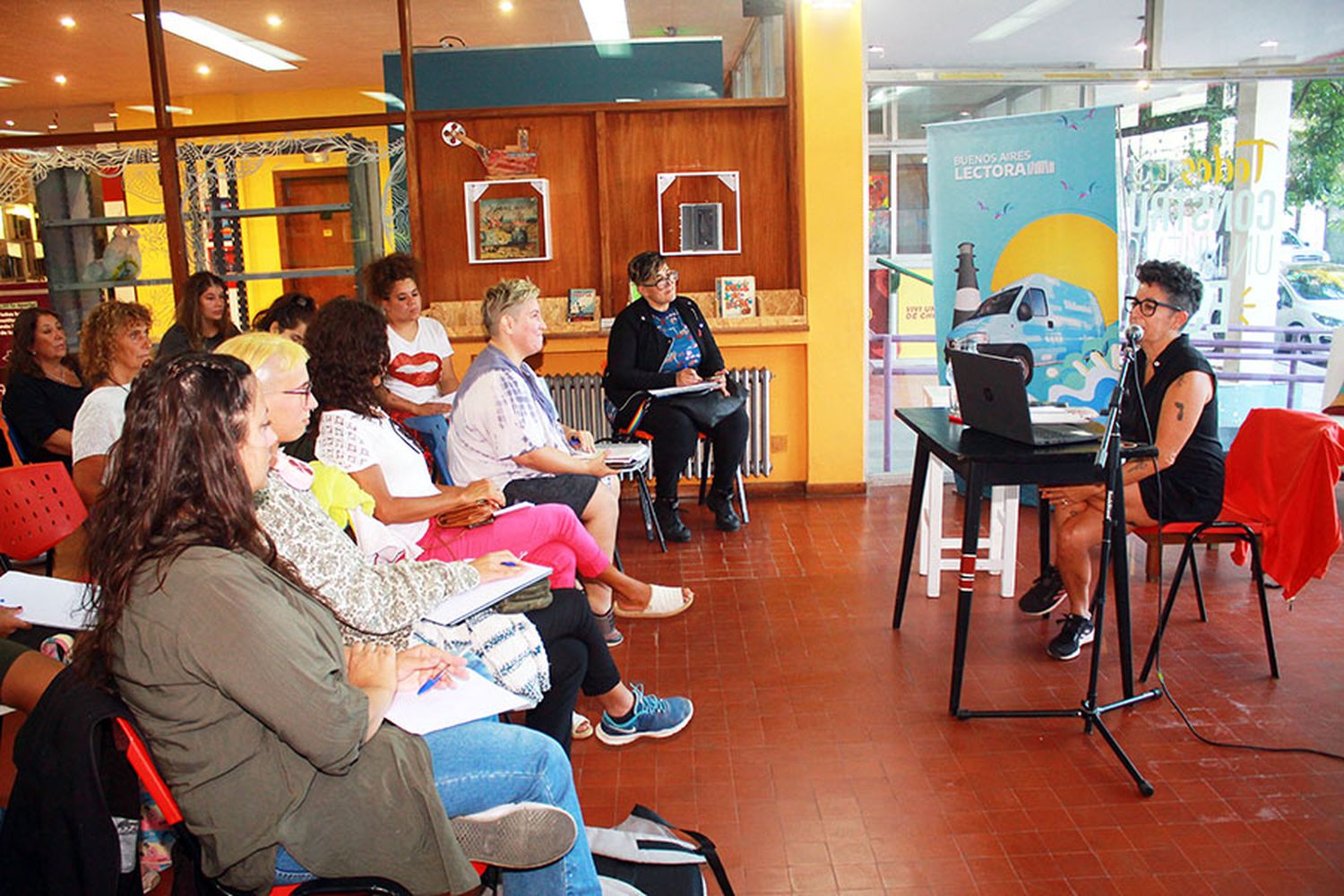 Dillon brindó un taller de escritura