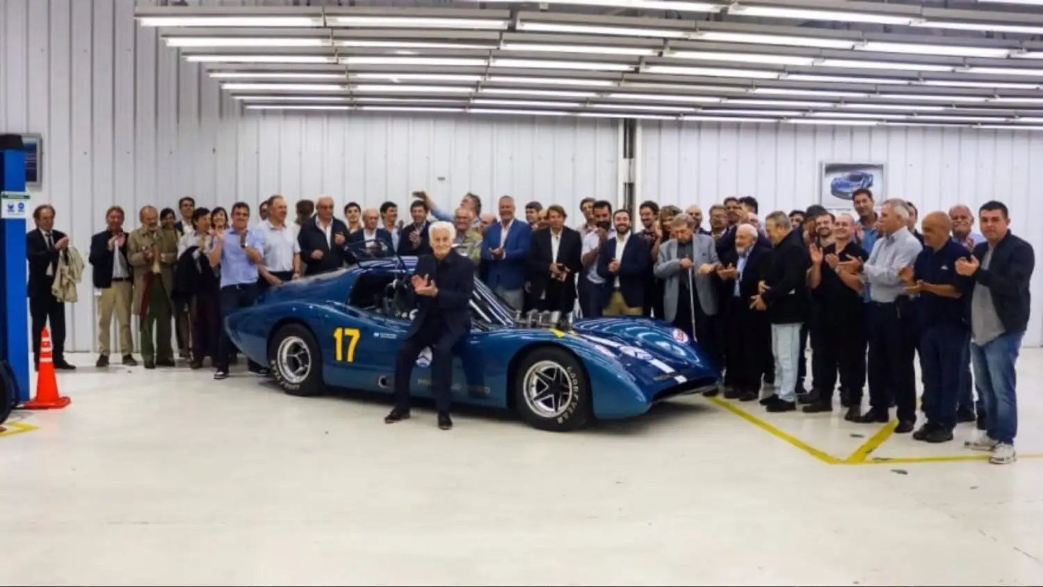 Homenaje en Ford Argentina: el auto en un acto conmemorativo, rodeado de personas, para mostrar su valor simbólico y cultural.