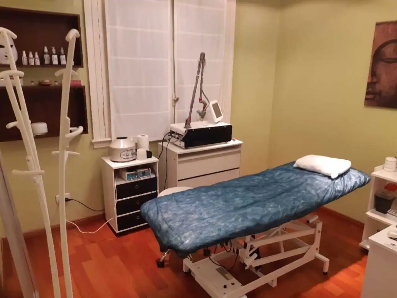 Allanaron una clínica ilegal que vendía medicamentos no autorizados