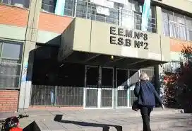 Egresados de secundaria presentaron un protocolo para la entrega de medallas