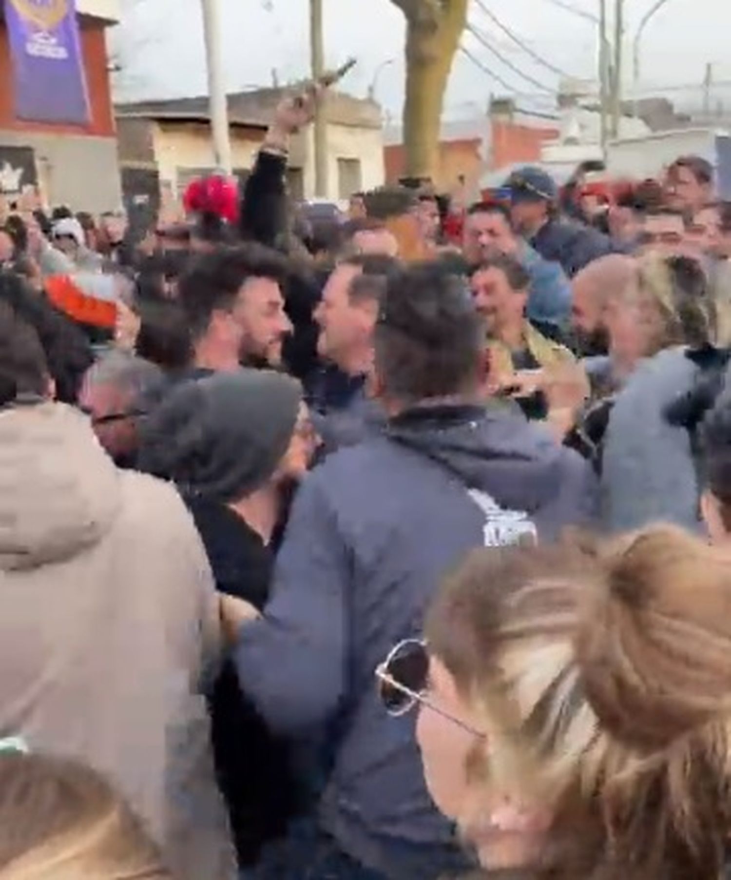 Tres de Febrero: Se armó un pogo en la puerta de una cervecería artesanal “ricotera”