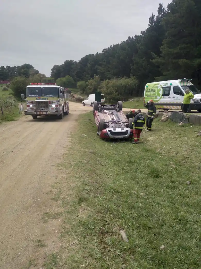 El vehículo quedó dado vuelta a un costado del camino.