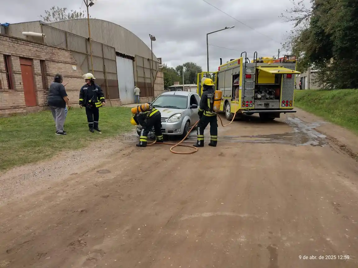 Principio de incendio en un vehículo en horas del mediodía de este miércoles.