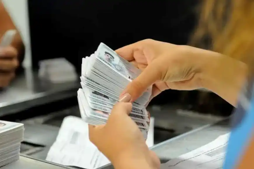 Domingo con las puertas del Registro abiertas.