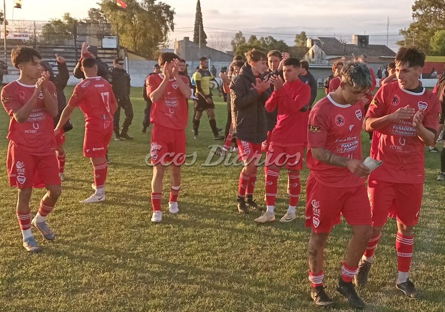 Manos arriba. Los jugadores de Mataderos saludan a la gente