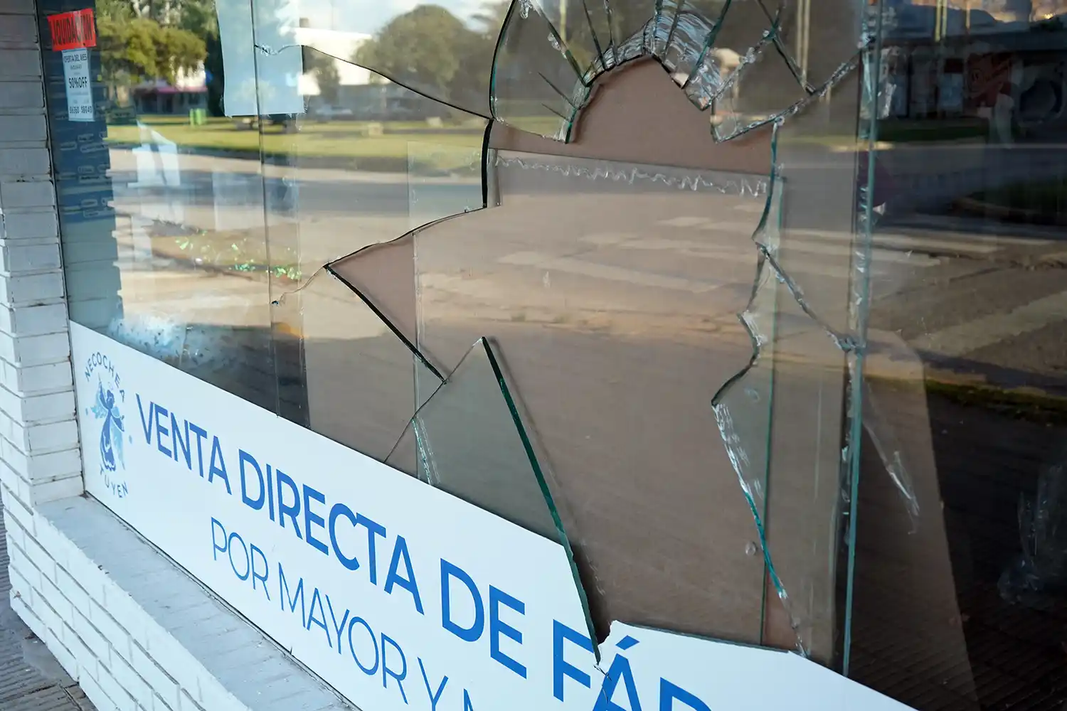 Roturas. En las vidrieras del local de avenida 58 y calle 69, a cien metros del centro de monitoreo municipal