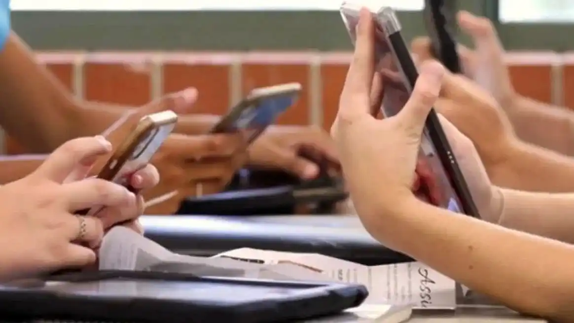 Debate. El uso de los teléfonos se restringirá en las escuelas