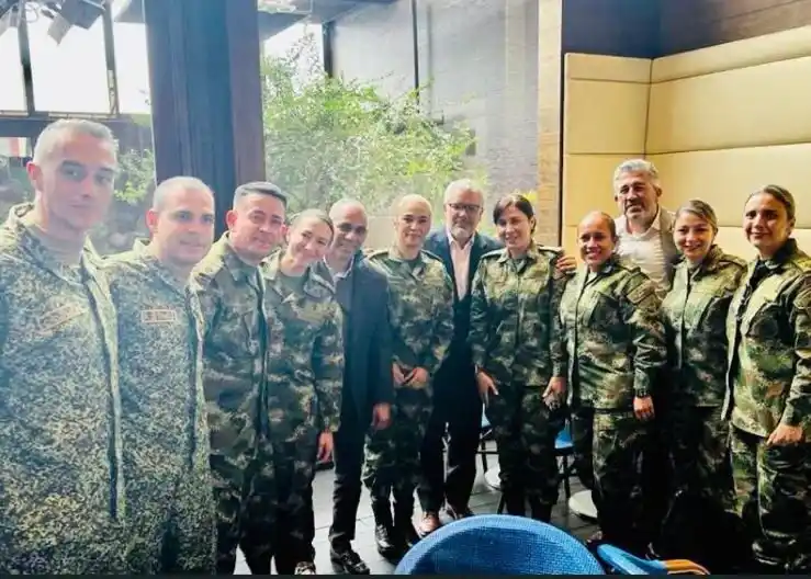 ¿EN QUÉ ANDAN? Expresidente Duque y el general retirado Zapateiro almuerzan con altos oficiales en activo