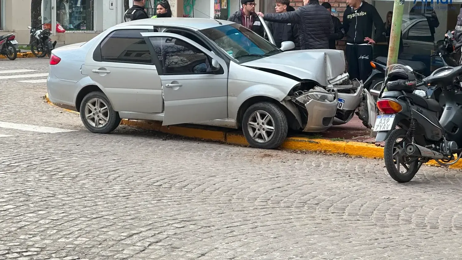 Intentó esquivar a otro auto y terminó chocando contra un poste de luz en pleno centro de la ciudad de Rafaela