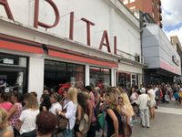 Filas fuera del local y demoras de tres horas tras conocerse el cierre de La Capital