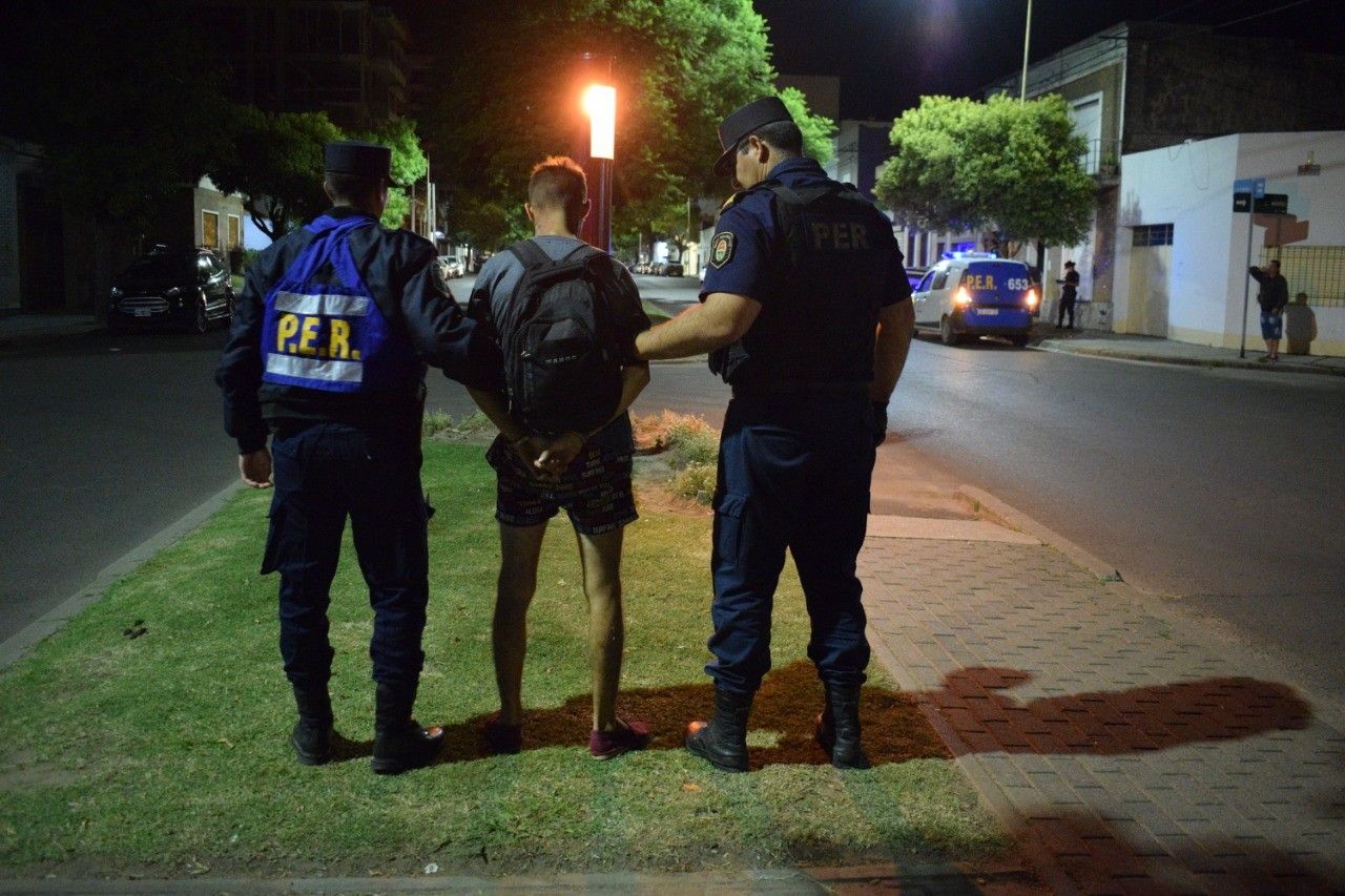Quisieron robar una moto en la madrugada, pero los sorprendieron en el acto 