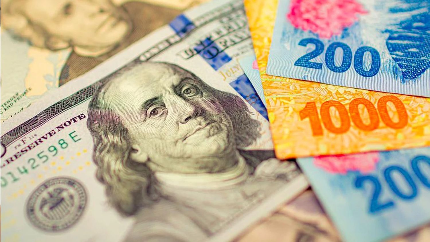 Aseguran que el 57% de los argentinos ya usa sus ahorros para afrontar gastos mensuales