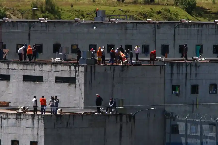 Ecuador: presos de seis penitenciarías mantienen secuestrados a 57 guardias y policías 