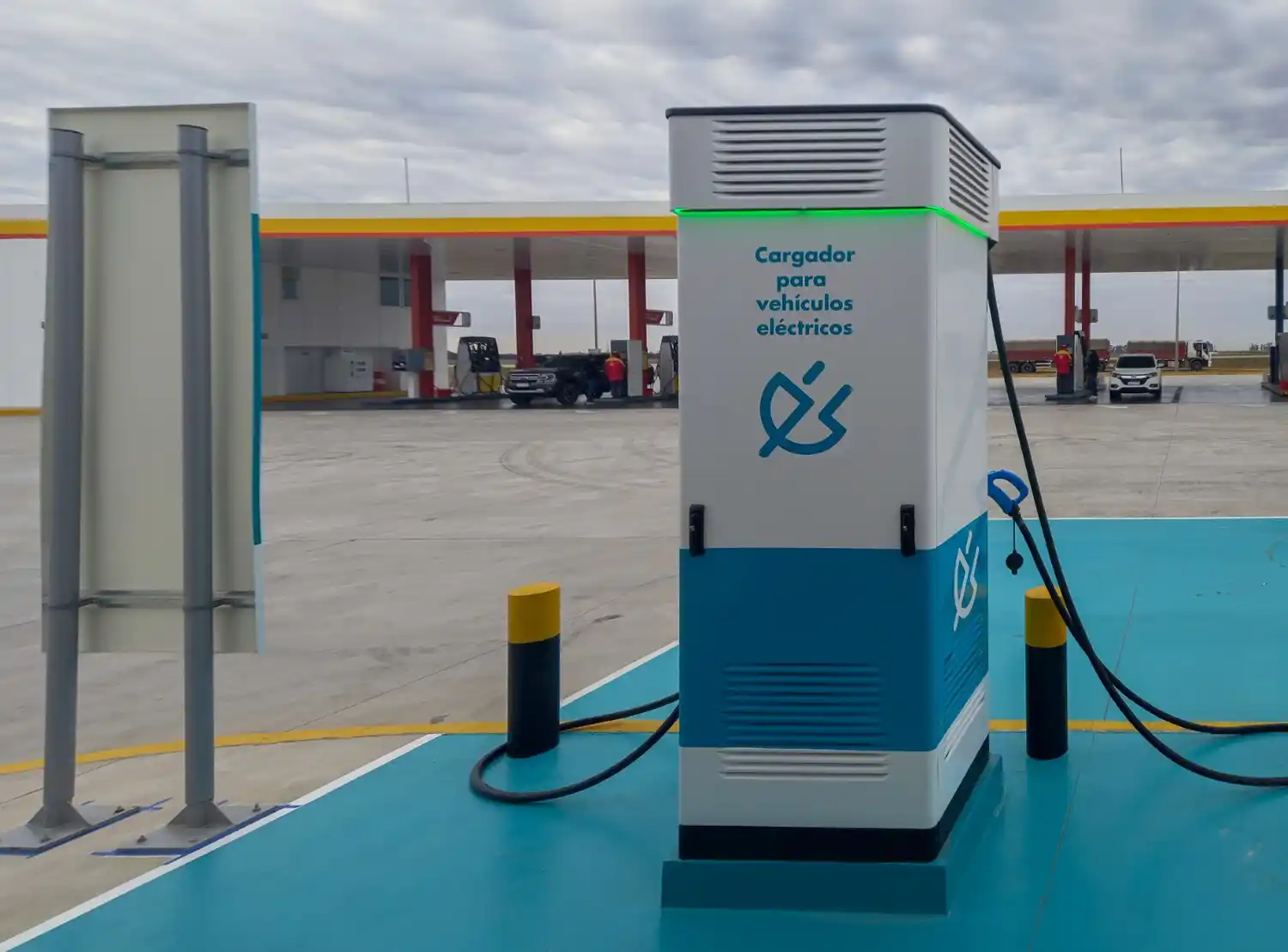 El Gobierno busca que se puedan instalar centros de carga de autos eléctricos en cualquier parte