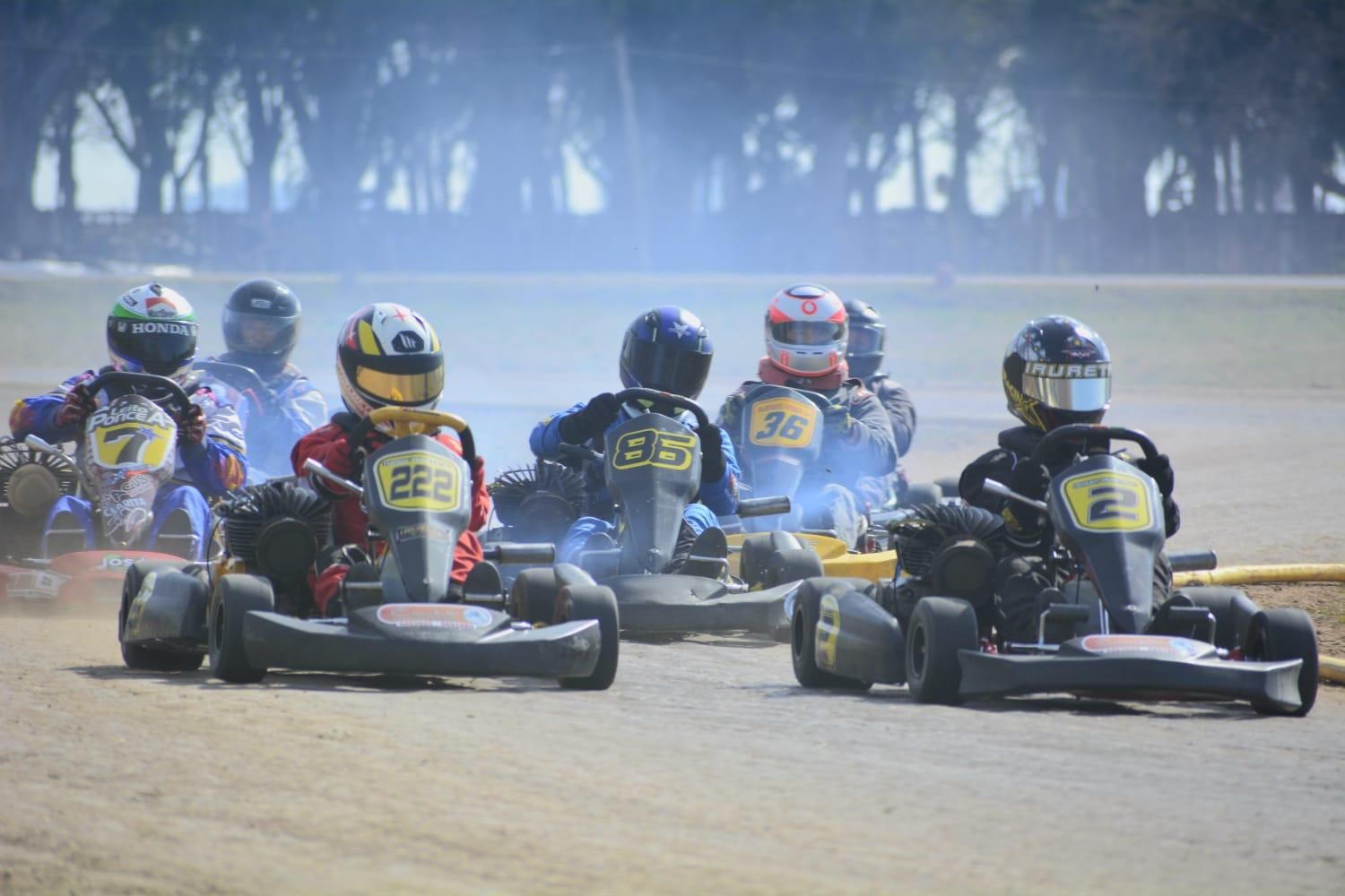 Hubo karting sobre tierra en Rauch. (Foto Nacho Fox).