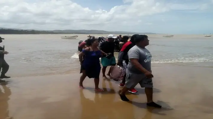 ESTABAN A LA DERIVA: en Falcón rescatan a 18 balseros que pretendían llegar a Curazao +(Fotos)