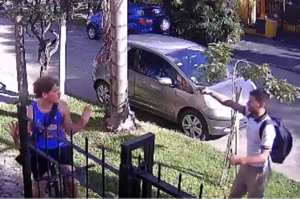 El video muestra al ladrón acercándose al joven.