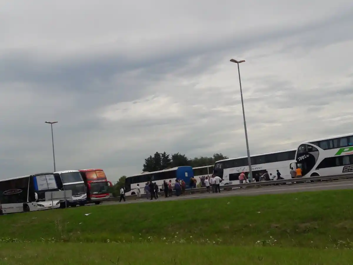 Caos en la Ruta 2 en pleno recambio turístico por un corte parcial de micros de larga distancia