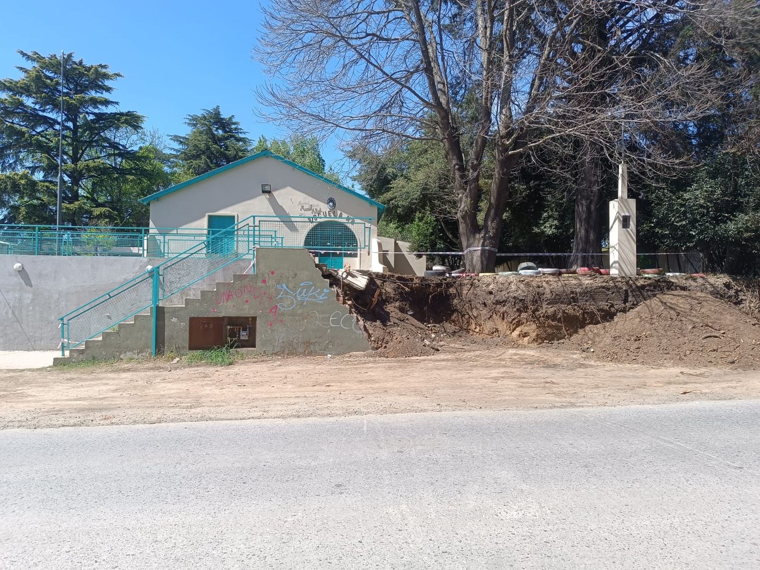 Realizaron el movimiento de suelo para construir el paredón, una dársena de estacionamiento y la vereda en la escuela y el jardín de Arroyo Seco.