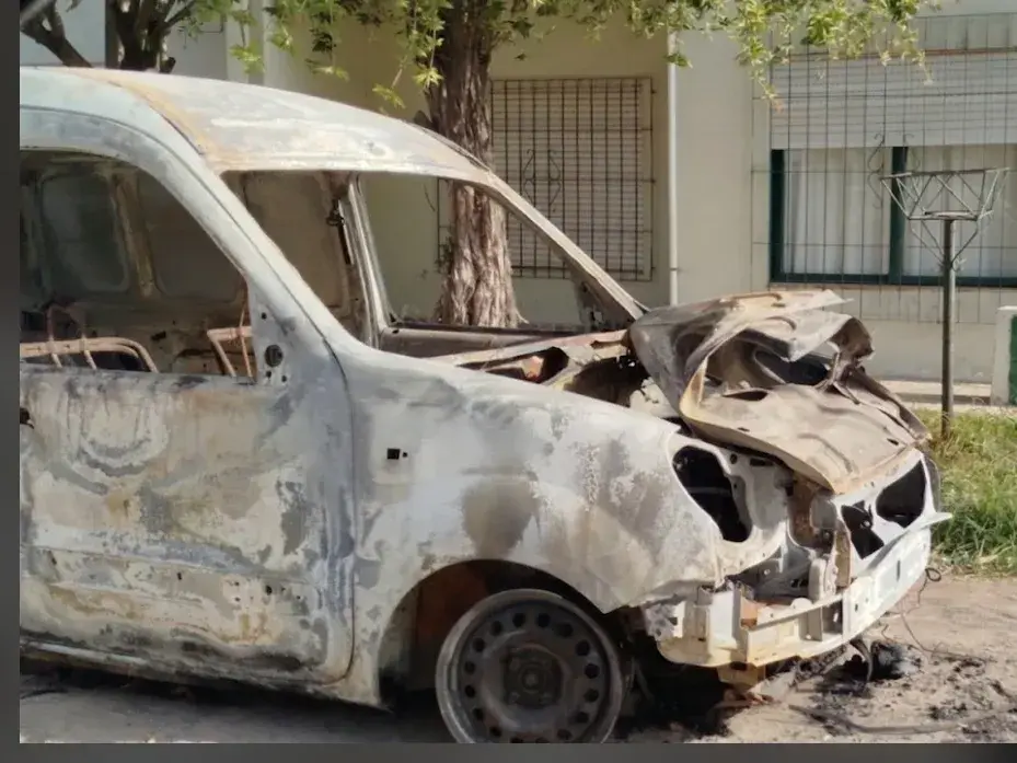 Vecinos reclaman por una camioneta quemada y abandonada en Maestro Reyna
