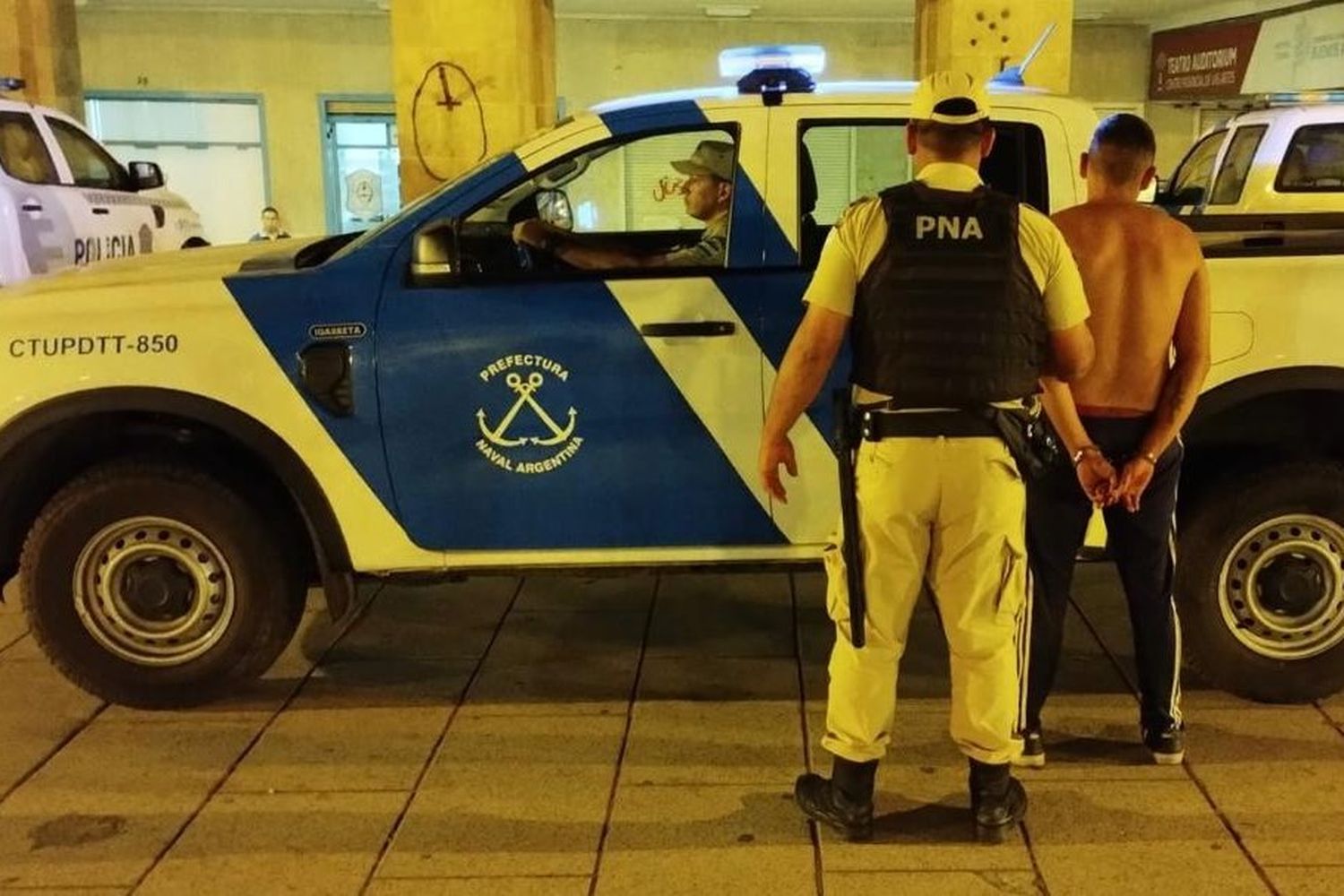 Dos jóvenes vendían a automovilistas objetos robados a personas que paseaban por la costa