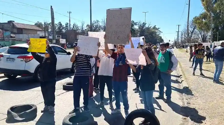 Una escuela de La Plata sufrió 4 saqueos en pocas semanas y los alumnos salieron a protestar: "Se llevaron todo"
