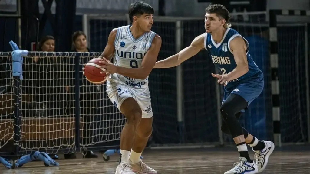 Mateo Macrini, marcado por Rafael Rosende. (Foto de prensa de Racing Club).