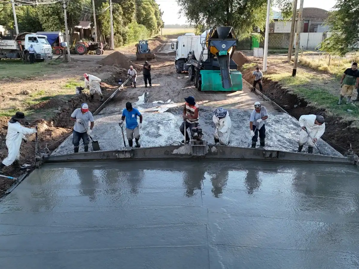 Cuadrillas municipales en la intervención de calle Valdez.