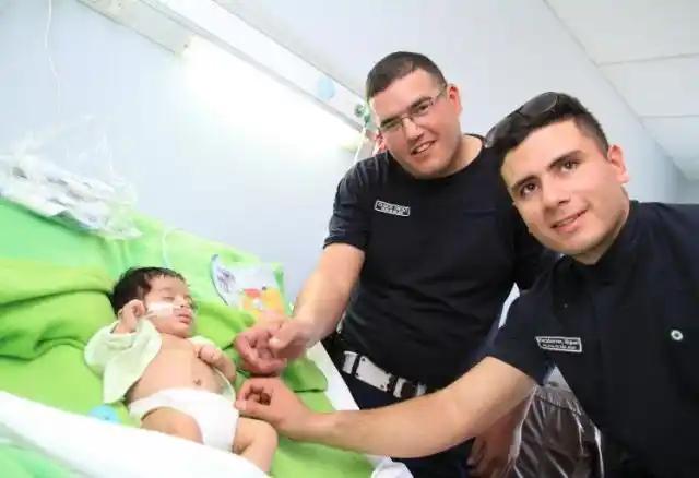 Dos policías le salvaron la vida a un bebé y sintieron que reivindicaron su profesión