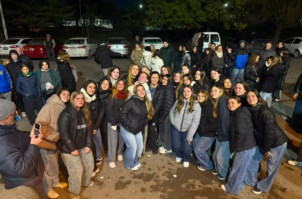Sus amigas y compañeras organizaron una vigilia en la puerta del Hospital para pedir por su recuperación