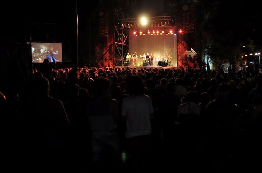 Noche de rock a orillas del Paraná
